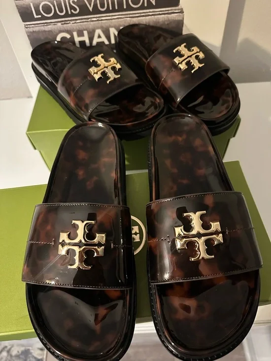 Tory Burch women’s s Tortoiseshell Slide Sandals with Gold Logo - Picture 3 of 3